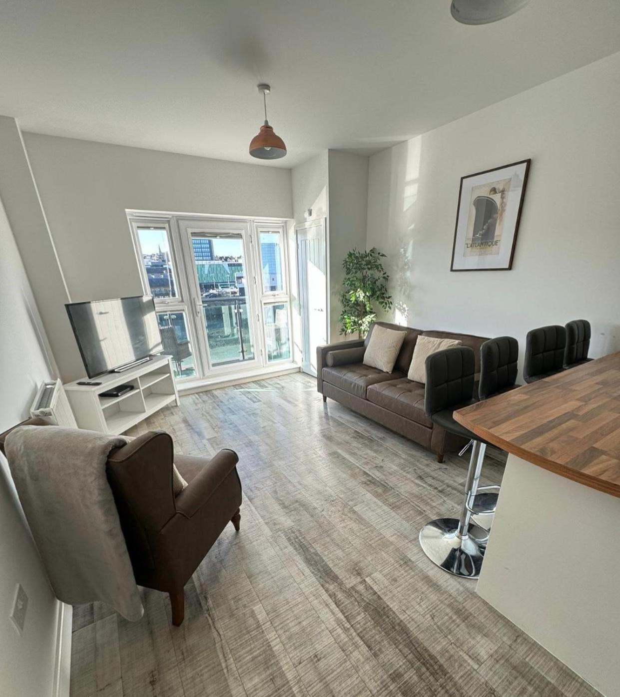 Raphael Heights Apartment Нюпорт Екстериор снимка